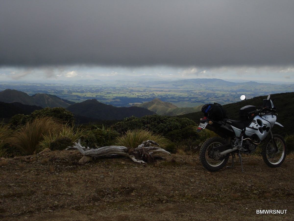 A sneak Peak below the clouds from Takapari Road